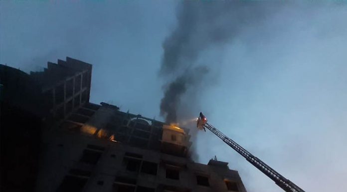 পুরান ঢাকার আরমানিটোলায় ছয়তলা ভবনে আগুন, নিহত ২