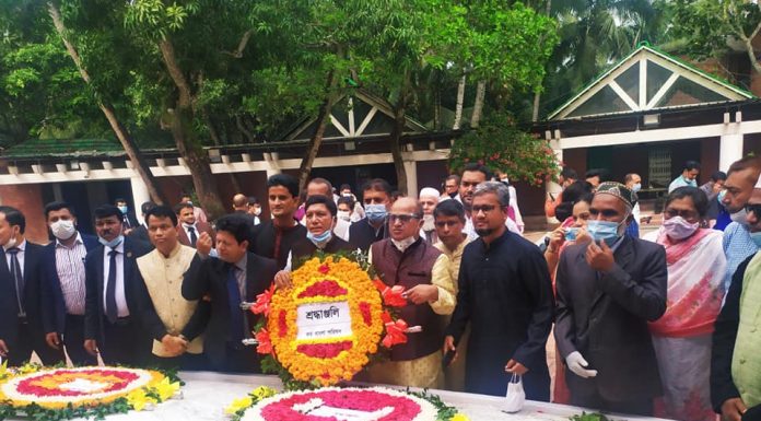 জাতির জনকের সমাধিতে অ্যাটর্নি জেনারেল এ এম আমিন উদ্দিন এর শ্রদ্ধা নিবেদন