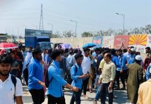 বিক্রমপুর আদর্শ কলেজের পরিক্ষা কেন্দ্র বহাল এর দাবীতে সড়ক অবরোধ