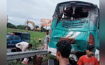 বঙ্গবন্ধু মহাসড়কে যাত্রী তুলতে গিয়ে দুর্ঘটনায় ৩ বাস, নিহত ২
