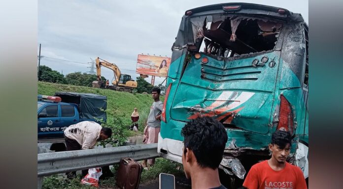 বঙ্গবন্ধু মহাসড়কে যাত্রী তুলতে গিয়ে দুর্ঘটনায় ৩ বাস, নিহত ২