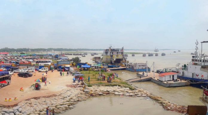 শিমুলিয়া-কাঁঠালবাড়ী নৌরুটে ফেরি চলাচল বন্ধ
