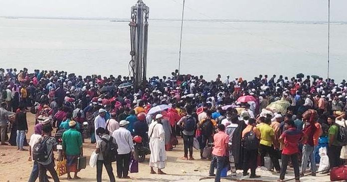 শিমুলিয়া-পাটুরিয়া ঘটে মানুষের ঢল,ফেরি চলাচল বন্ধ
