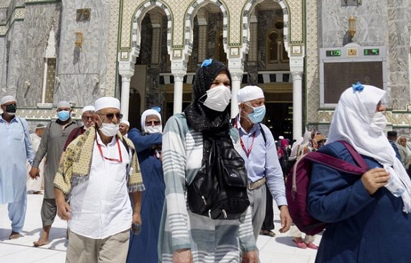 মক্কা-মদিনায় করোনা সংক্রমণ ঠেকাতে কারফিউ জারি