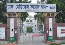 ঢাকা মেডিকেলের গেইটে করোনা সন্দেহে অসুস্থ মাকে ফেলে ছেলে উধাও