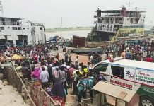 ‘অ্যাম্বুলেন্স পারাপারে’ চালু করা ফেরিতেই গাদাগাদি করে পদ্মা পাড়ি