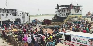 ‘অ্যাম্বুলেন্স পারাপারে’ চালু করা ফেরিতেই গাদাগাদি করে পদ্মা পাড়ি