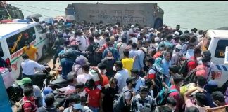 আজও ঘরমুখো যাত্রীরা শিমুলিয়া ঘাটে অ্যাম্বুলেন্সের সাথে পারাপার