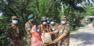লৌহজংয়ে দুস্থ ও কর্মহীনদের মাঝে সেনাবাহিনীর ত্রাণ বিতরণ