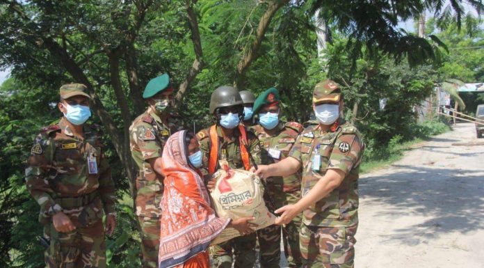 লৌহজংয়ে দুস্থ ও কর্মহীনদের মাঝে সেনাবাহিনীর ত্রাণ বিতরণ
