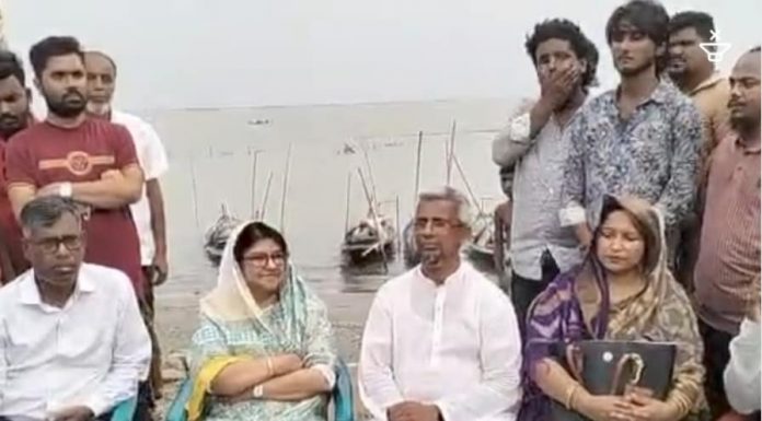 লৌহজংয়ের সিংহের হাটিতে রিমালের আঘাতে পদ্মায় ভাঙনকবলিত এলাকা পরিদর্শন করেন স্থানীয় সংসদ সদস্য সাগুফতা ইয়াসমিন এমিলি