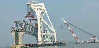 বসানো বাকি মাত্র একটি স্প্যান পদ্মাসেতুতে বসল ৪০তম স্প্যান, দৃশ্যমান হলো ৬ কিলোমিটার