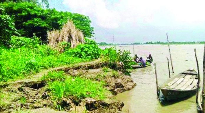 রাতে আছড়ে পড়া ঢেউয়ের গর্জনে ঘুম নেই মানুষের