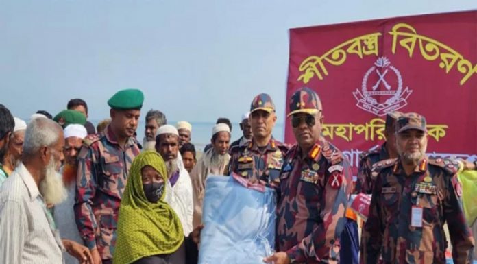 বিজিবি মহাপরিচালকের মিয়ানমার সীমান্ত পরিদর্শন ও শীতার্তদের মাঝে শীতবস্ত্র বিতরণ