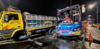 পদ্মা সেতুতে বাস-ট্রাকের সংঘর্ষে নিহত ২, আহত ১২