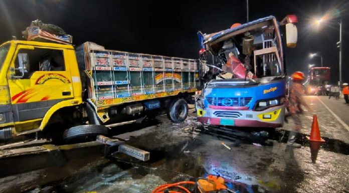 পদ্মা সেতুতে বাস-ট্রাকের সংঘর্ষে নিহত ২, আহত ১২