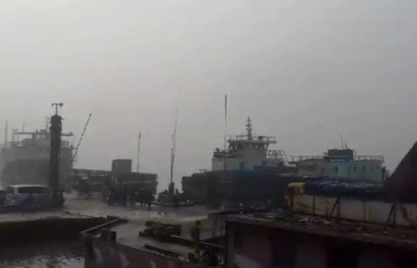 শিমুলিয়া-বাংলাবাজার নৌরুটে ঘন কুয়াশায় ফেরি বন্ধ