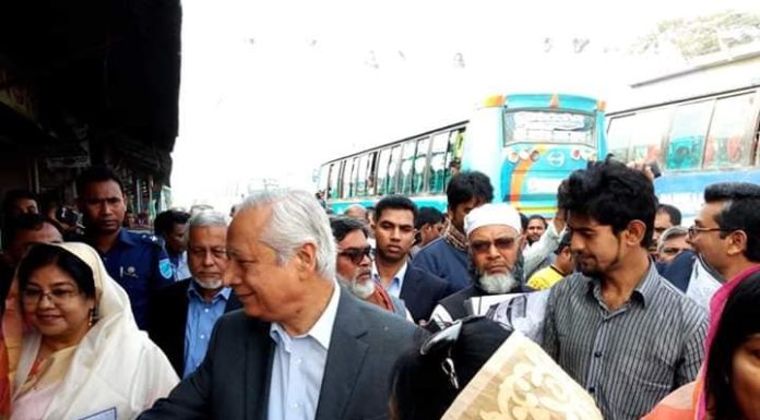 এমিলির পক্ষে মাঠে নেমেছেন এর্টনী জেনারেল মাহবুবে আলম।