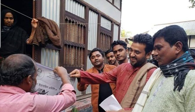 আড়িয়ল ইউনিয়নের সাগুফতা ইয়াসমিন এমিলী আপার নৌকার পক্ষে প্রচারনায় প্রতিদিন মহসীন দোওয়ান লিটন।