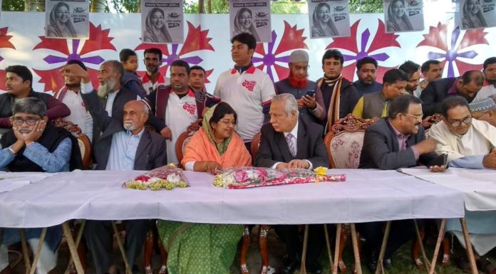 এমিলির উঠোন বৈঠকে অ্যাটর্নি জেনারেল