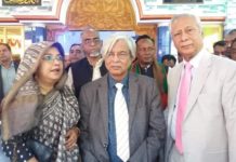 সাবেক প্রেসিডিয়াম সদস্য ড.নূহ-উল-আলম লেনিন ও এটর্নি জেনারেল মাহাবুবে আলম আওয়ামীলীগ মনোনিত পদপ্রার্থী সাগুফ্তা ইয়াসমিন এমিলির জন্য ভোট প্রার্থনা করে মাঠে নেমেছেন।