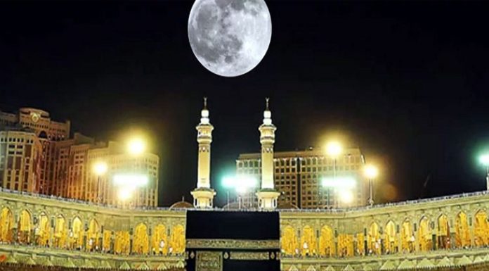 কাবার মিনার দ্বিতীয় বারের মতো ছুঁয়ে গেল পূর্ণিমার চাঁদ