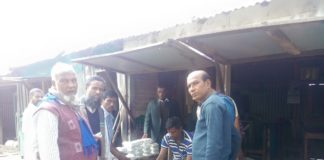 মেঘনায় ট্রলার ডুবিতে নিখোঁজ স্বজনদের জন্য খাবারের ব্যবস্থা করেছেন ইমামপুর ইউনিয়নের চেয়ারম্যান