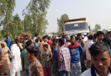 শিমুলিয়া ফেরিঘাট এলাকায় ট্রাকচাপায় ফেরিওয়ালা নিহত