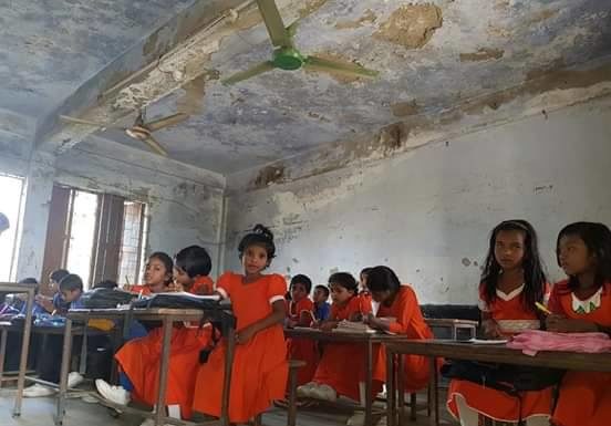 সিরাজদিখানে সরকারী প্রাথমিক বিদ্যালয়ে ঝুকিপূর্ণ ভবনে জীবনের ঝুকি নিয়েই চলছে পাঠদান