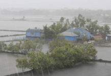 খুলনার উপকূলীয় কয়রা অঞ্চলে প্রচণ্ড ঝড় শুরু