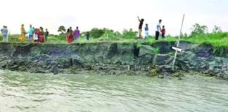 উত্তাল পদ্মায় ভাঙছে লৌহজং -টঙ্গিবাড়ী উপজেলার গ্রাম