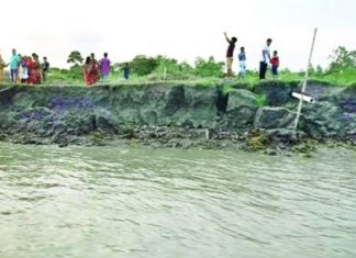 উত্তাল পদ্মায় ভাঙছে লৌহজং -টঙ্গিবাড়ী উপজেলার গ্রাম