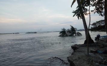 লৌহজং এর খড়িয়া গ্রামে পদ্মার নদী ভাঙ্গন পরিদর্শনে জেলা প্রশাসক