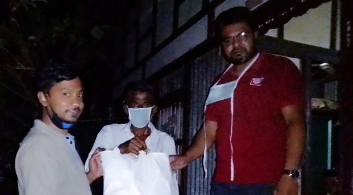 টঙ্গীবাড়ী প্রেসক্লাবের নিম্ন আয়ের মানুষদের খাদ্য সামগ্রি বিতরন