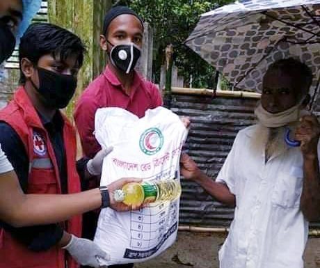 টঙ্গীবাড়িতে বাংলাদেশ রেডক্রিসেন্ট সোসাইটির খাদ্যসামগ্রী বিতরণ