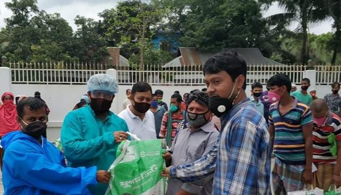 টঙ্গীবাড়িতে ঈদ উপহার সামগ্রী বিতরণ