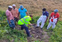 করোনা উপসর্গে মৃত পোশাক কারখানার শ্রমিকের কবর দিতে দেওয়া হলো না গ্রামে, নদীর তীরে লাশ দাফন