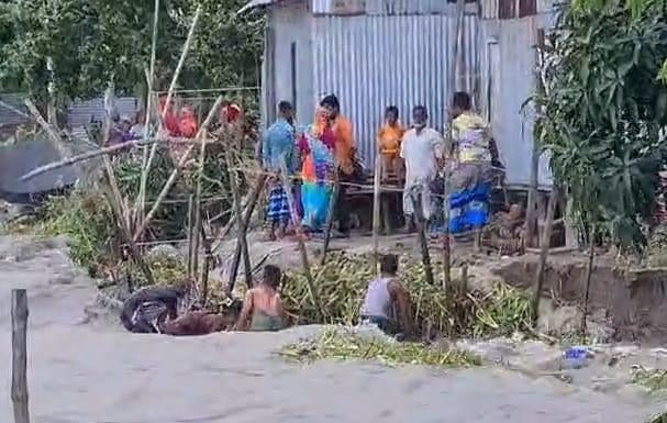 পদ্মার প্রবল স্রোতের আঘাত, লৌহজংয়ে ভাঙন আতঙ্ক