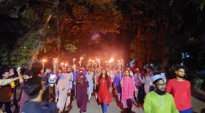 হাফ পাশ আন্দোলনে হামলার প্রতিবাদে ঢাবিতে মশাল মিছিল
