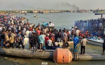 করোনাভাইরাসের ঝুঁকি:শিমুলিয়াঘাটে ঘরমুখো হাজারো মানুষের ঢল