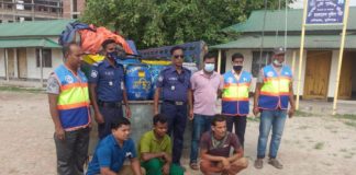 লৌহজংয়ে জব্দ করা ৫ কোটি টাকার ৫০ লাখ চিংড়ি রেণু ছাড়া হলো পদ্মা নদীতে