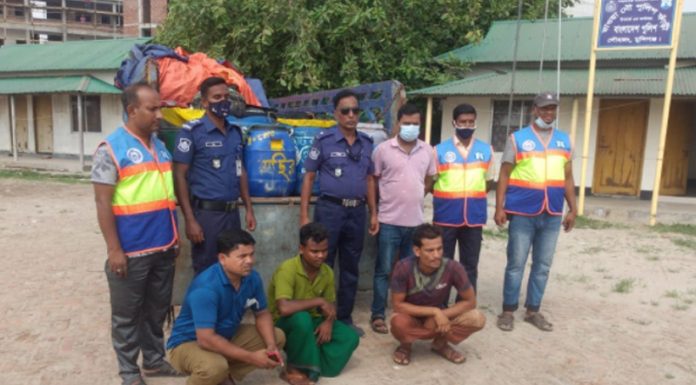 লৌহজংয়ে জব্দ করা ৫ কোটি টাকার ৫০ লাখ চিংড়ি রেণু ছাড়া হলো পদ্মা নদীতে