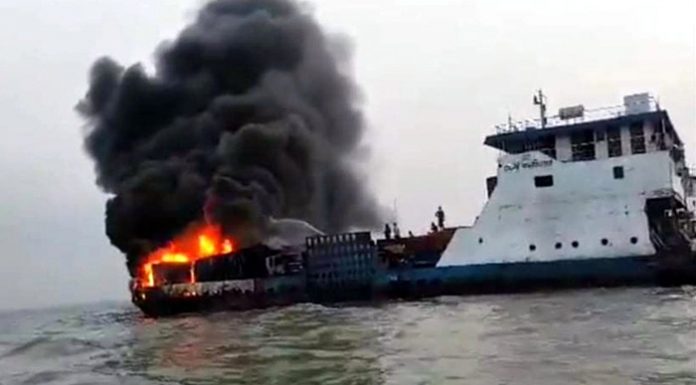 মাঝনদীতে চলন্ত ফেরিতে আগুন, পুড়ল ৫ ট্রাক
