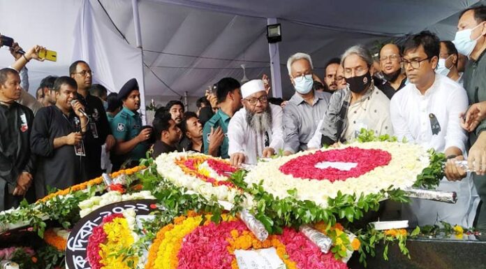 বঙ্গবন্ধুর প্রতিকৃতিতে সর্বস্তরের মানুষের শ্রদ্ধা