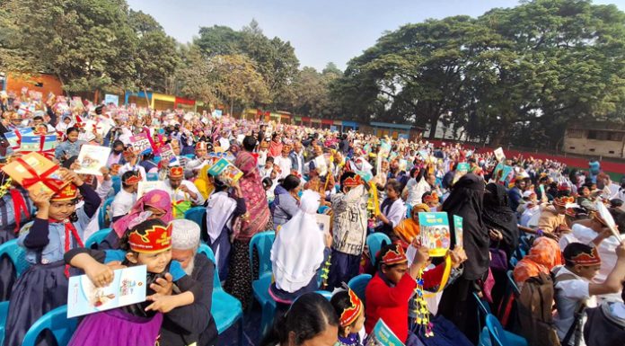 বছরের প্রথম দিনে নতুন বই হাতে পেয়ে আনন্দে আত্নহারা খুদে শিক্ষার্থীরা