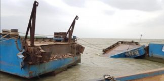 শিমুলিয়া দুই নম্বর ফেরিঘাটের পন্টুন পদ্মার ঢেউয়ে দুই ভাগ হয়ে ভেসে গেলো