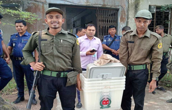 মধ্যরাতে শেষ প্রচার-প্রাচারণা, কেন্দ্রে যাচ্ছে নির্বাচনী সরঞ্জাম