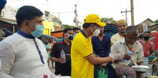 লৌহজংয়ে উপজেলা কর্মকর্তাদের বোনাসের টাকা দিয়ে রোজাদারদের ইফতার বিতরণ