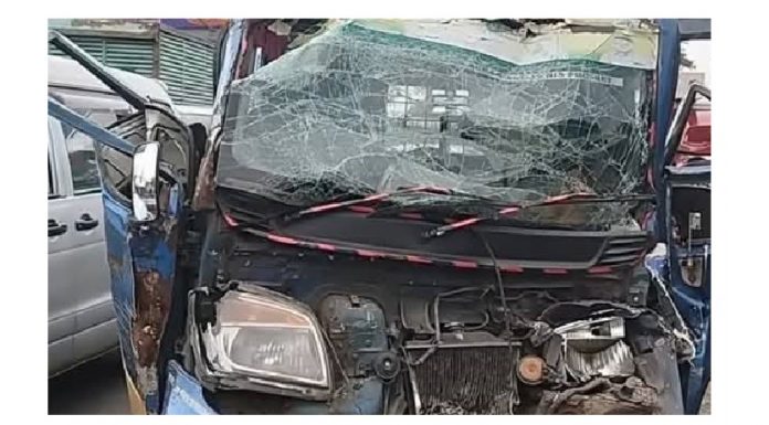 ঢাকা -চট্টগ্রাম মহাসড়কে সড়ক দুর্ঘটনায় পিকাপে আটকে পড়া চালককে উদ্ধার