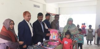 লৌহজংয়ে শিক্ষার্থীদের মাঝে স্কুল ব্যাগ বিতরণ